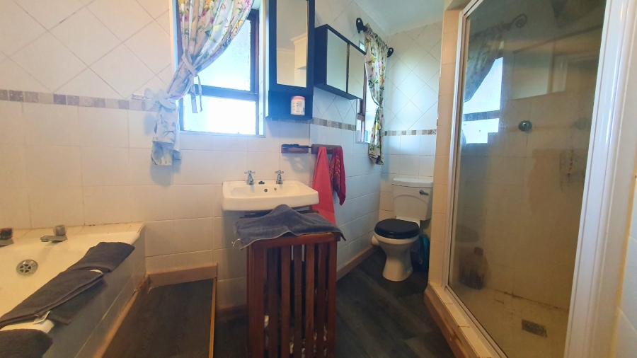 5 Bedroom Property for Sale in Herolds Bay Western Cape